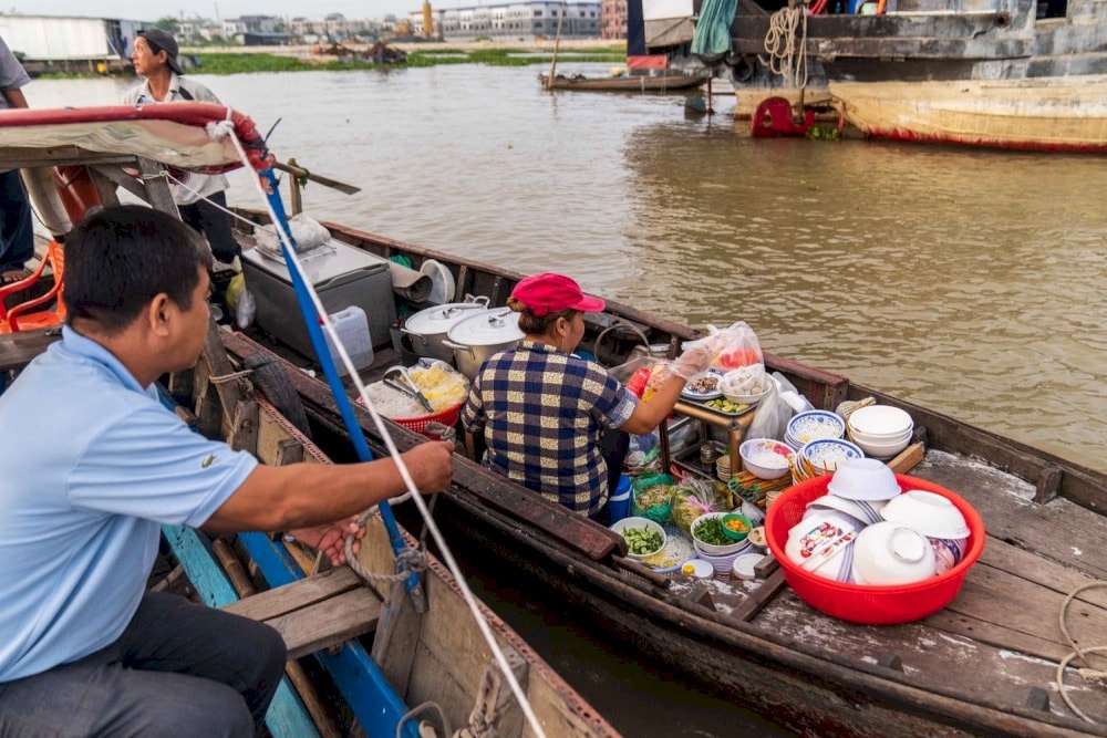 breakfast in long xuyen floating market